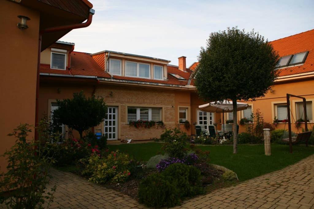 Teubel Apartman 2 Székesfehérvár Extérieur photo